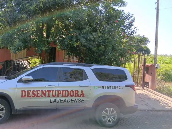 Veículo identificado da Desentupidora Lajeadense em atendimento residencial em Lajeado